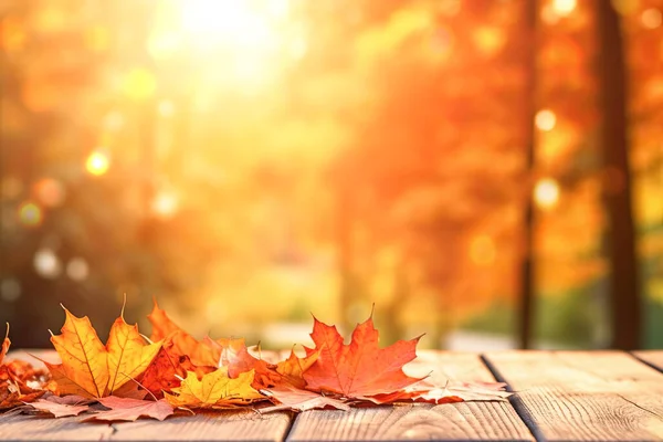 秋天的背景模糊不清 有木制桌子和橙色的叶子 — 图库照片#
