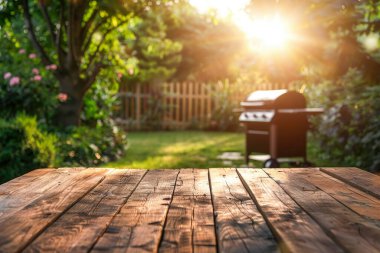 Arka planda boş ahşap masa ile barbekü ızgarası