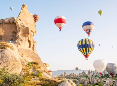 Kapadokya Türkiye kaya manzaraya üzerinde uçan renkli sıcak hava balonları