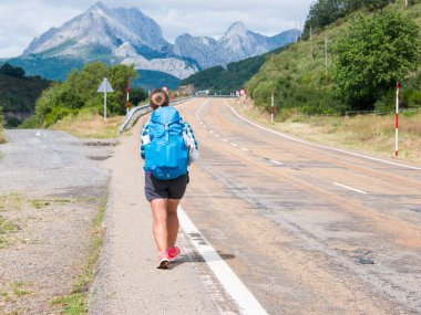 Yalnız hacı Camino de Santiago, ruta Vadiniense yürüyüş sırt çantası ile. Cantabria, Riano, Leon il. Kastilya ve Leon, İspanya. Böyle St James