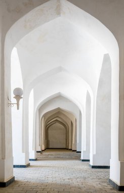 Geleneksel İslami kemerler ve beyaz sıva duvarlı mimari iç mimari