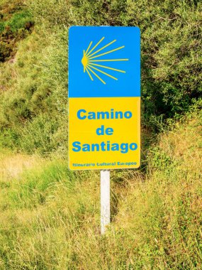 Geleneksel kabuk işareti yolda boyanmış. Saint James yolundaki hacılar için istikamet işareti, Camino de Santiago de Compostela, İspanya