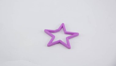 Plastikten yapılmış bir anahtarlığı kapat