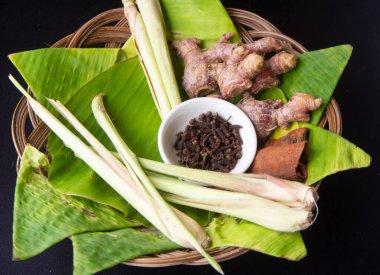 Endonezya bitkileri ve baharatlar bambu paketi, zencefil, tamarind, zerdeçal, karanfil