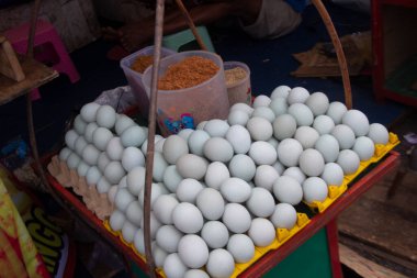 Endonezya 'dan kerak telor adında yemek yapmak için piyasada yumurtalar