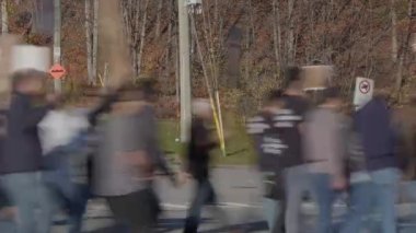Sokaklarda devrim yapan insanlar muhalefet siyasi direnişini protesto ediyorlar  