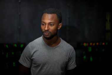 Düşünceli bir adam iş adamı karanlık stüdyo hakkında bir şeyler düşünüyor.