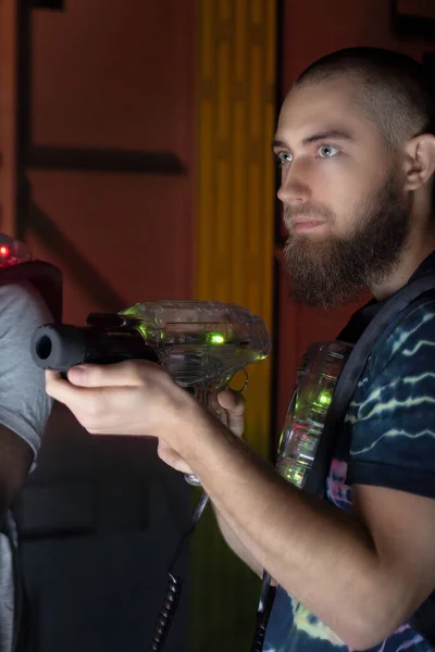Игрок Лазертаг Стреляет Игрушечного Оружия Игровом Центре — стоковое фото