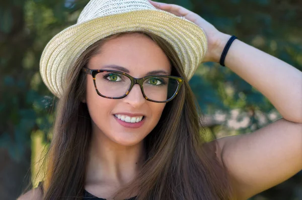 Gafas Vista Hermosa Mujer Exterior Retrato Con Sombrero Paja Optometrista —  Fotos de Stock