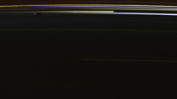 ラッシュアワートラフィック車のライトの運動歩道長時間露光都市で夜照明高速ぼやけた線効果背景 — ストック動画