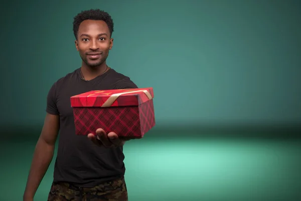 Człowiek Dając Świąteczne Pudełko Hojność Niespodzianka Święto Obecny Tle Przestrzeni — Zdjęcie stockowe