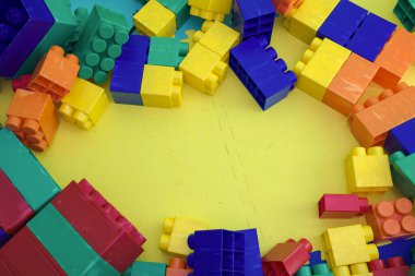 çok renkli oyuncaklar eğitimi engelliyor anaokulu çocuk gelişimi eğlenceli oyun geçmişi