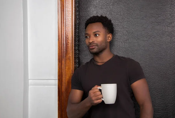 Mężczyzna Pije Kawę Opierając Się Ramie Drzwi Stojąc Śniąc Zrelaksowany — Zdjęcie stockowe