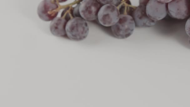赤ブドウ果実おいしいジューシーなベジタリアン料理健康的な食事療法 — ストック動画