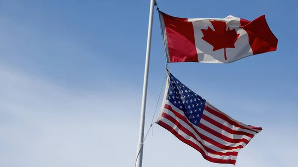 Bandeiras Dos Eua Canadá Acenando Troca Livre Vento América Norte — Fotografia de Stock