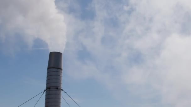 宇宙をコピーするための青い空の大気汚染パンニングの煙突と煙 — ストック動画
