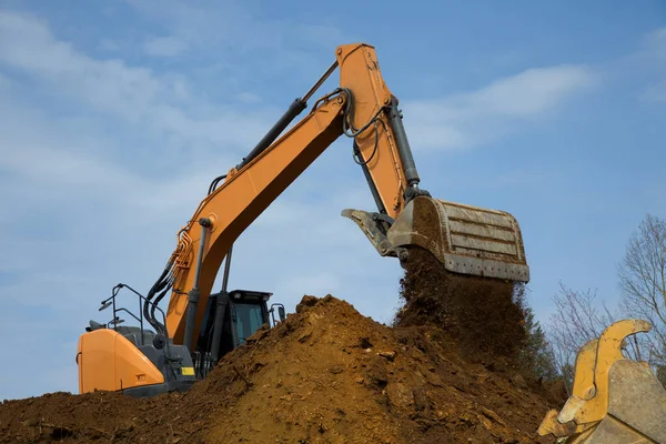 Excavator Dumping Earth Backhoe Hydraulic Shovel Digging Construction Site Heavy — Stock Photo, Image