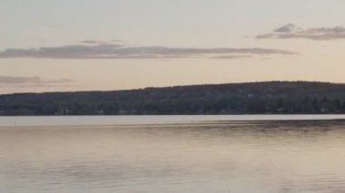 Quebec Kanada Magog 'daki memphremagog Gölü' nde hızlandırılmış su dağı günbatımı panoramik görüntüleme 