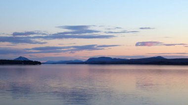 Günbatımı gölü ve dağlar Memphremagog manzara suyu Magog 'da gün doğumu, Quebec Kanada' da huzur dolu bir yer.