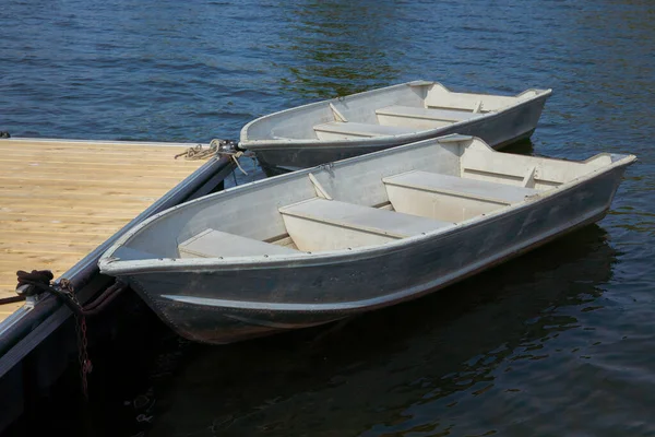 Dois Barcos Remos Beira Uma Doca Lago Calmo Barcos Alumínio — Fotografia de Stock