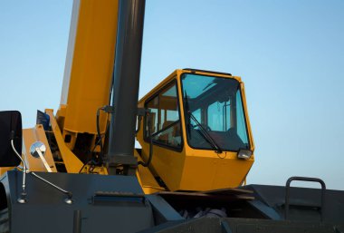 Büyük bir vinç kabini. Kapatma detayı. Ağır hidrolik inşaat alanı.