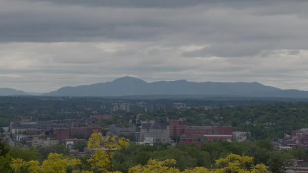 Dağlarla Sherbrooke Şehri Manzarası Quebec Kanada Estrie Şehir Merkezindeki Ağaçlar — Stok video