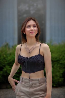 Yaz boyunca şehirde siyah bir gecelik giyen bir kadın. 