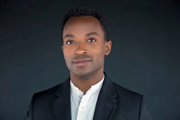 Ung Man Bär Svart Kostym Afrikansk Man Huvud Sköt Närbild — Stockfoto