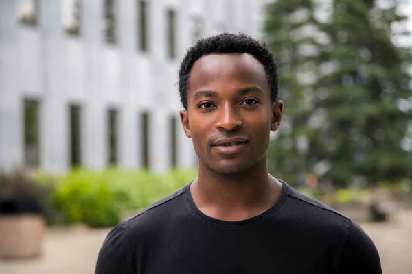 Молодий Африканський Студент Університетський Фон Кампусу Зображення Виділяє Енергію Творчість — стокове фото