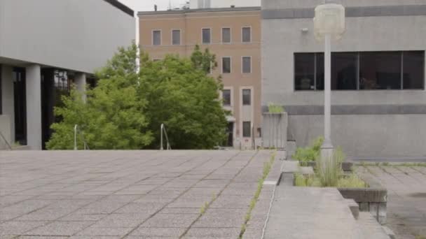 Yürüyen Şehirde Merdivenlerden Atlayan Çift — Stok video
