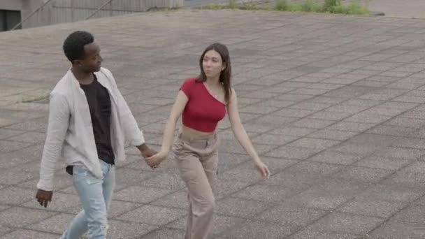 Pár Walking Girlfriend Megfogja Barátját Kéz Kézben Elrángatja Városba — Stock videók