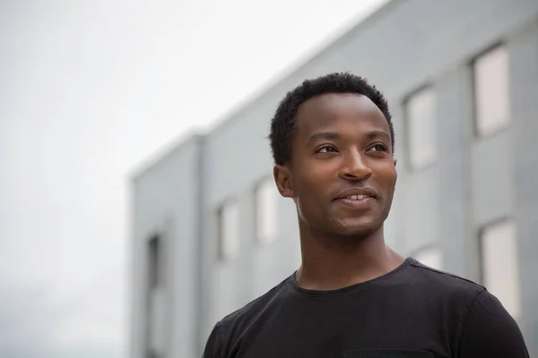 Νεαρός Αφρικανός Φοιτητής Χαμογελάει Πανεπιστημιούπολη Πανεπιστημιακό Υπόβαθρο Αυτή Εικόνα Αποπνέει — Φωτογραφία Αρχείου