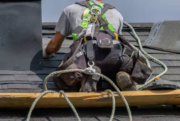 Profesionální Opravy Stavební Dělník Střecha Práce Střeše Údržba Bezpečnost Bezpečným — Stock fotografie