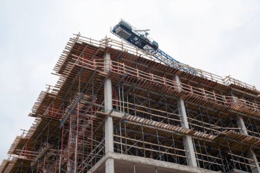 Görünür çelik iskeleti ve iskeleti olan beton bina, kentsel gelişim, mühendislik ve modern mimari gelişim sergiliyor..