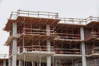 Ahşap biçimlendirme, destek kirişleri ve kolonların yer aldığı beton bina, modern inşaat teknikleri ve yapı mühendisliği sergileniyor.