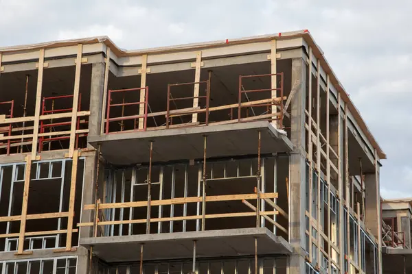 İnşaat alanı beton yapıyı destekleyen ahşap tahtaları, mimarlık, mühendislik, inşaat endüstrisi kavramları, güvenlik görselleri ve inşaat projeleri için idealleri gösteriyor..