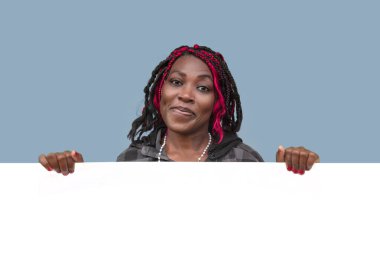 Profesyonel Afrikalı Amerikalı iş kadını boş beyaz paneli sunuyor web başlığı tasarımı, web sitesi afişi, dijital pazarlama içeriği, kopyalama alanı için mükemmel