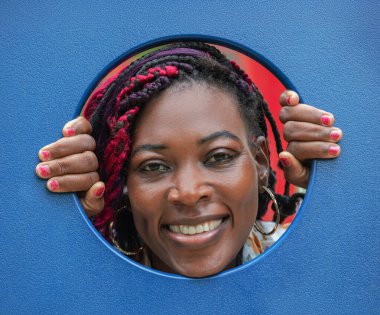 Siyahi anaokulu öğretmeni açık hava çocuk parkı ekipmanlarıyla uğraşıyor. Erken eğitim, kreş, çocuk bakımı, eğitim oyunu, açık hava öğrenimi için mükemmel.