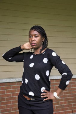 Modern tarz gösteren modaya uygun benekli, kendine güvenen Afrikalı kadın. Güzel bir portre 2025 'in en seksi moda trendi ve zarif bir sofistike.