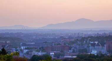 Günbatımında dağları olan Sherbrooke Quebec şehri Alacakaranlık Manzarası turizm ve manzara için mükemmel görünüyor.