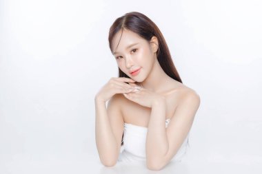 Beyaz arka planda taze Kore makyajı, kadın yüz bakımı, yüz bakımı, kozmetoloji, güzellik ve kaplıca, Asyalı kadın portresi..