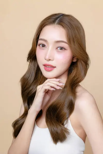 Młoda Azjatycka Piękna Kobieta Kręcone Długie Włosy Koreańskim Stylu Makijażu — Zdjęcie stockowe