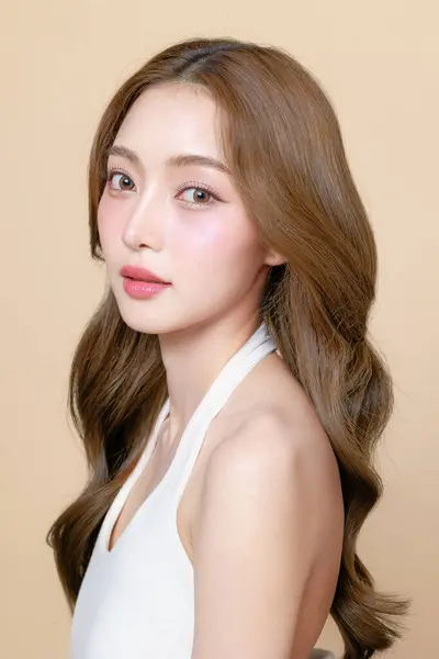 Młoda Azjatycka Piękna Kobieta Kręcone Długie Włosy Koreańskim Stylu Makijażu — Zdjęcie stockowe