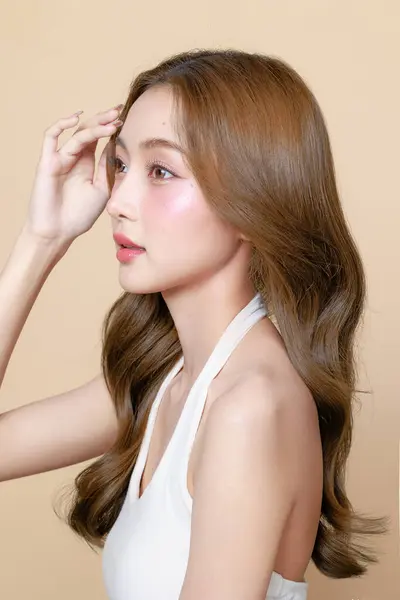 Ung Asiatisk Skönhet Kvinna Lockigt Långt Hår Med Koreansk Makeup — Stockfoto