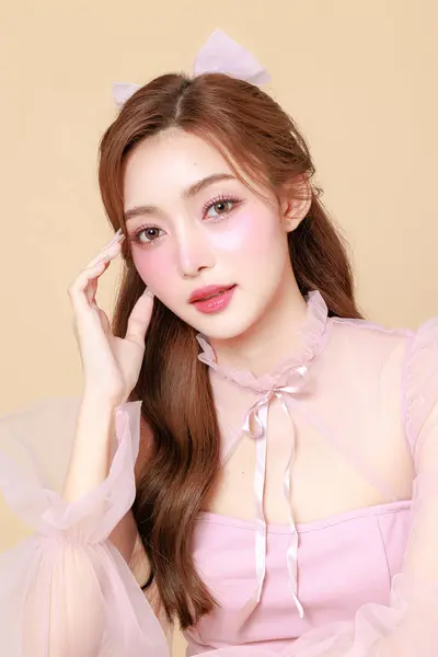Młoda Azjatka Różowej Eleganckiej Sukience Koreański Makijaż Nawilżona Gładka Idealna — Zdjęcie stockowe