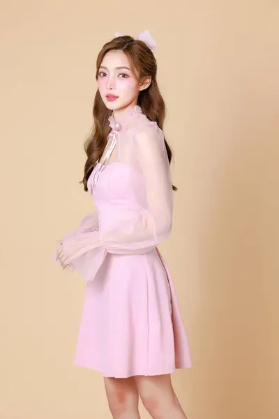 年轻可爱的亚洲女人 穿着粉红雅致的衣服 韩国风格的化妆品 皮肤保湿 完美的米色背景 面部治疗 整形外科 — 图库照片