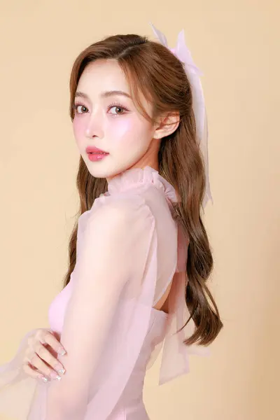Jonge Leuke Aziatische Vrouw Een Roze Elegante Jurk Koreaanse Stijl — Stockfoto