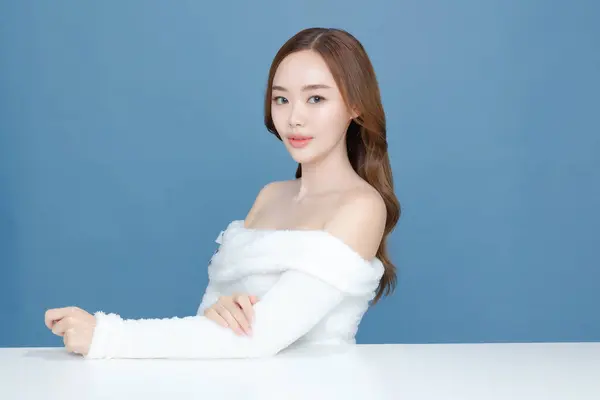 若いアジアの美人女性は 顔に韓国のメイクスタイルと孤立したブルーの背景に完璧なきれいな肌でカーリー長い髪 フェイシャルトリートメント プラスチック手術 — ストック写真