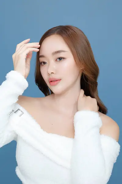 若いアジアの美人女性は 顔に韓国のメイクスタイルと孤立したブルーの背景に完璧なきれいな肌でカーリー長い髪 フェイシャルトリートメント プラスチック手術 — ストック写真