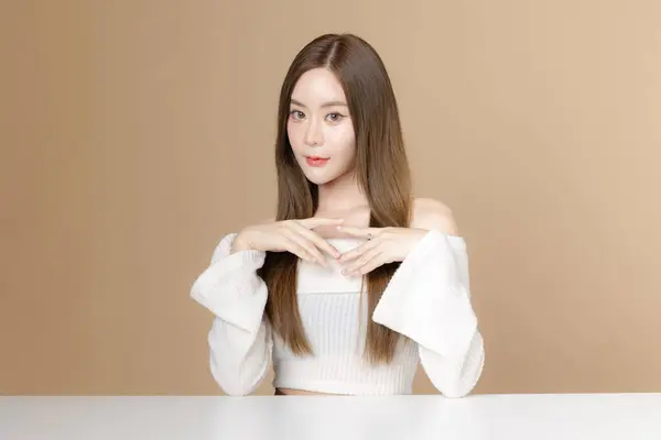 韓国のメイクスタイルと孤立したベージュの背景に完璧なきれいな肌を持つ若いアジアの美女 女性モデル フェイシャルトリートメント プラスチック手術 — ストック写真